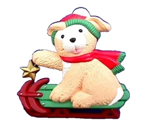 Punze PIN Weihnachten Vintage HUND gelb Labrador WELPE auf SCHLITTEN 1990er Brosche - Bild 1 von 2