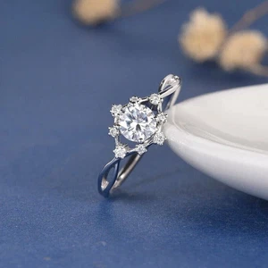 Anillo de aniversario único de moissanita redondo creado en laboratorio de 2 quilates enchapado en oro blanco de 14 quilates - Imagen 1 de 11