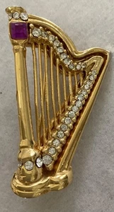 Broche de arpa tono dorado de colección estrás/piedras moradas, música, joyería disfraz - Imagen 1 de 4