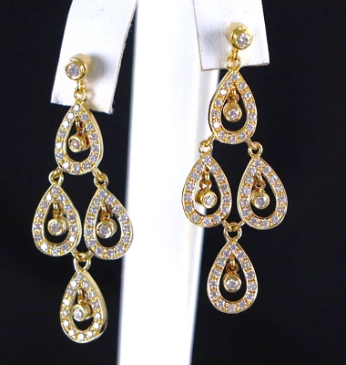 Pendientes colgantes de diamantes con bisel redondo pavé de oro amarillo de 18 k $6,200 Foto 1 de 4