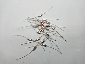 QUANTITY OF 20 POLYSTYRENE 820 PF 5% 125V CAPACITORS - Picture 1 of 2
