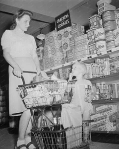 Galletas de compras y galletas Asile 1942 8x10 reimpresión de foto antigua - Imagen 1 de 1