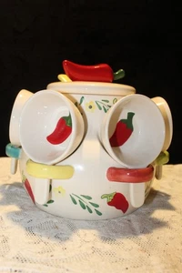 GESCHICHTENERZÄHLERKUNST von Rachel Elizondo Suppen-/Chili-Terrine ~ Chilischote-Motiv - Bild 1 von 15