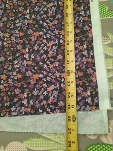 Lila rosa Blumen auf schwarz 100 % Baumwolle Stoff RESTSTÜCK 34" x 43/44 breit - Bild 1 von 6
