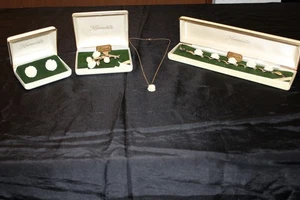 Krementz Overlay CarvedRoses Parure: Armband, Ohrringe, Anhänger, Brosche - Bild 1 von 8