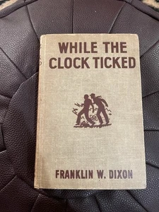 Hardy Boys: WHILE THE CLOCK TICKED by F.W. Dixon (1932) Hardcover Vintage - Picture 1 of 9