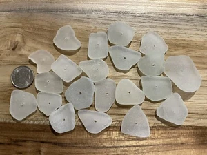 Seeglas - 20 mittelgroße mittig gebohrte Stücke aus weißem Seeglas - Bild 1 von 3