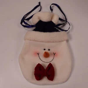 Sacchetto regalo con coulisse viso pupazzo di neve ornamento fiocco rosso e cappello blu peluche pile 7x5 - Foto 1 di 4