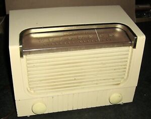 Vintage RCA Victor Tube Radio Bakelite  2-X-62 Looks,Works Great,Golden Throat