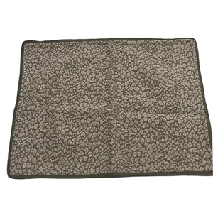 Funda de almohada de la colección Peacock Alley Kipling color madera a la deriva Precio de venta sugerido por el fabricante $125 - Imagen 1 de 7