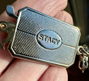 Portachiavi vintage doppio strappo a parte valet fob tono oro inciso "STACY" - Foto 1 di 11