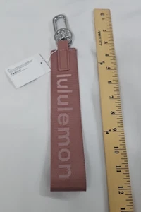 Lululemon Never Lost Schlüsselanhänger Pink Peony White Opal Neu - Bild 1 von 9
