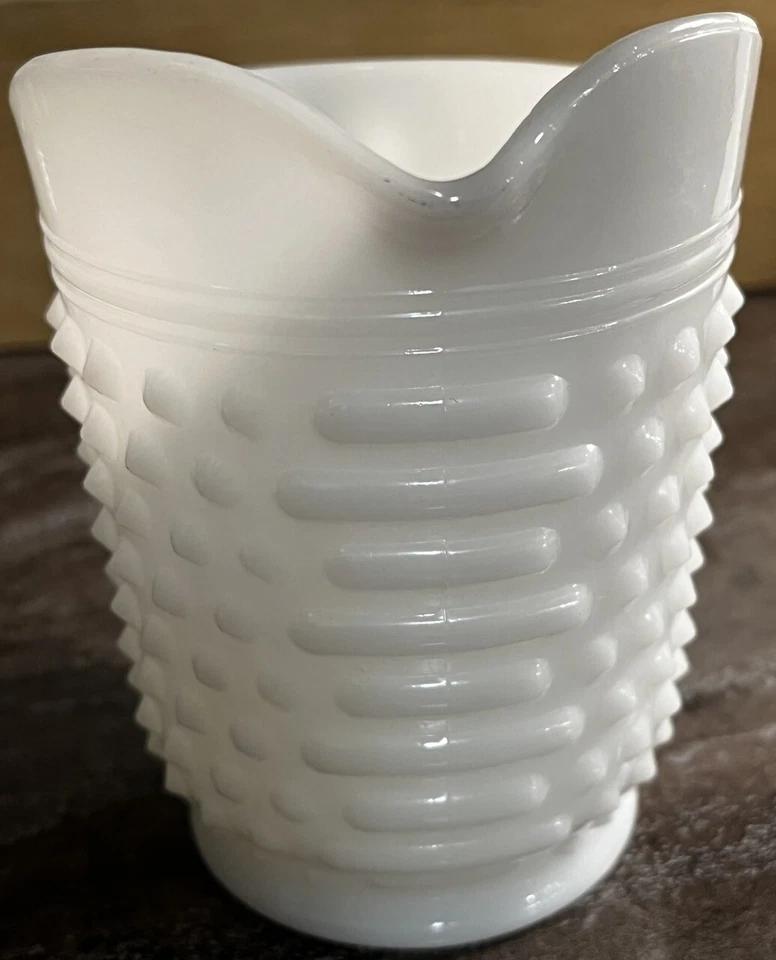 Jarrón floral o jarra de vidrio esmerilado blanco Hobnail vintage años 50 Foto 1 de 4