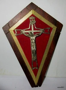 Vintage französisches Holz & Zinn Jesus Kruzifix INRI roter Samt hängende Wandrelief - Bild 1 von 3