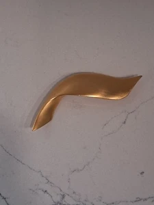 Broche Prendedor Cinta Doblada The Icing Y2K Tono Dorado Mate Modernista Abstracto De Colección - Imagen 1 de 5