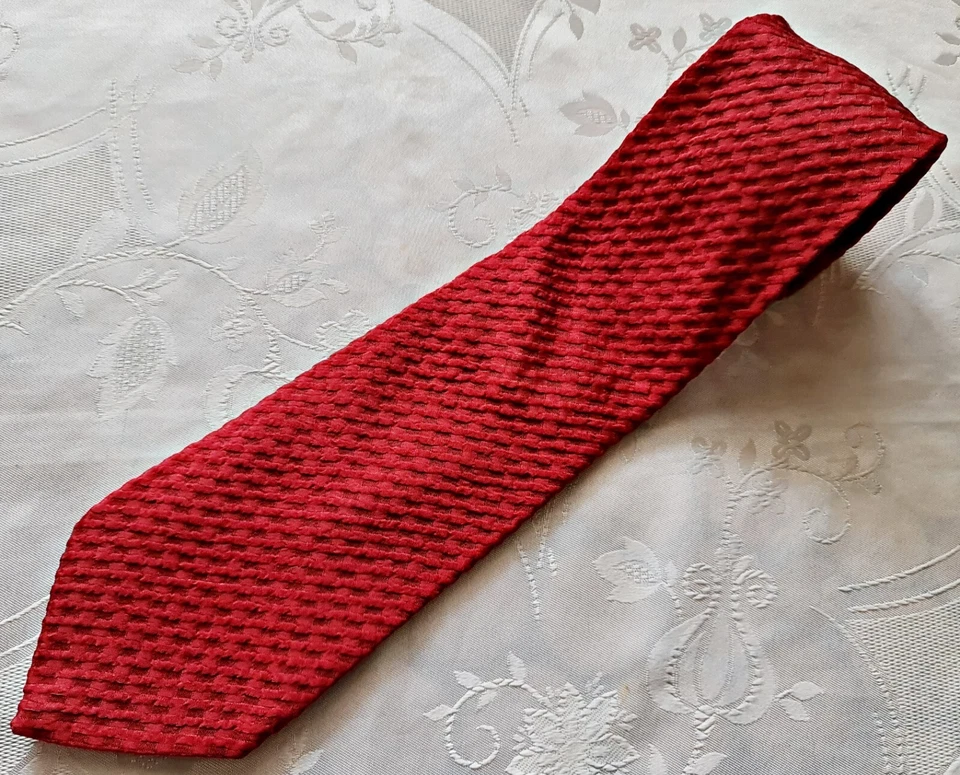 GENTS VINTAGE AUTHENTIC ITALY GIORGIO ARMANI RED WOOL SILK MEN'S NECK TIE - Image 1 of 4