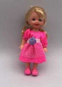 Mattel KELLY DOLL Vestido Rubio Ojos Verdes Azul Rosa con Zapatos - Imagen 1 de 3