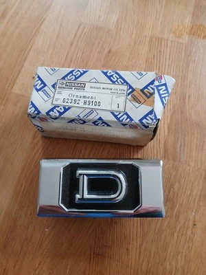 Datsun SunnyB310, insignia emblema frontal, modelos facelift, años 79-81, nuevo genuino. Foto 1 de 3