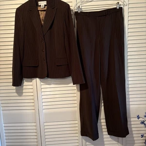 Jones New York Womans Size 6 Brown Pin Stripe Pant Suit - Picture 1 of 7