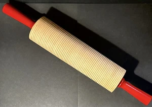 Bethany Housewares Lefse Nudelholz - gewellt - rote Griffe - Bild 1 von 4