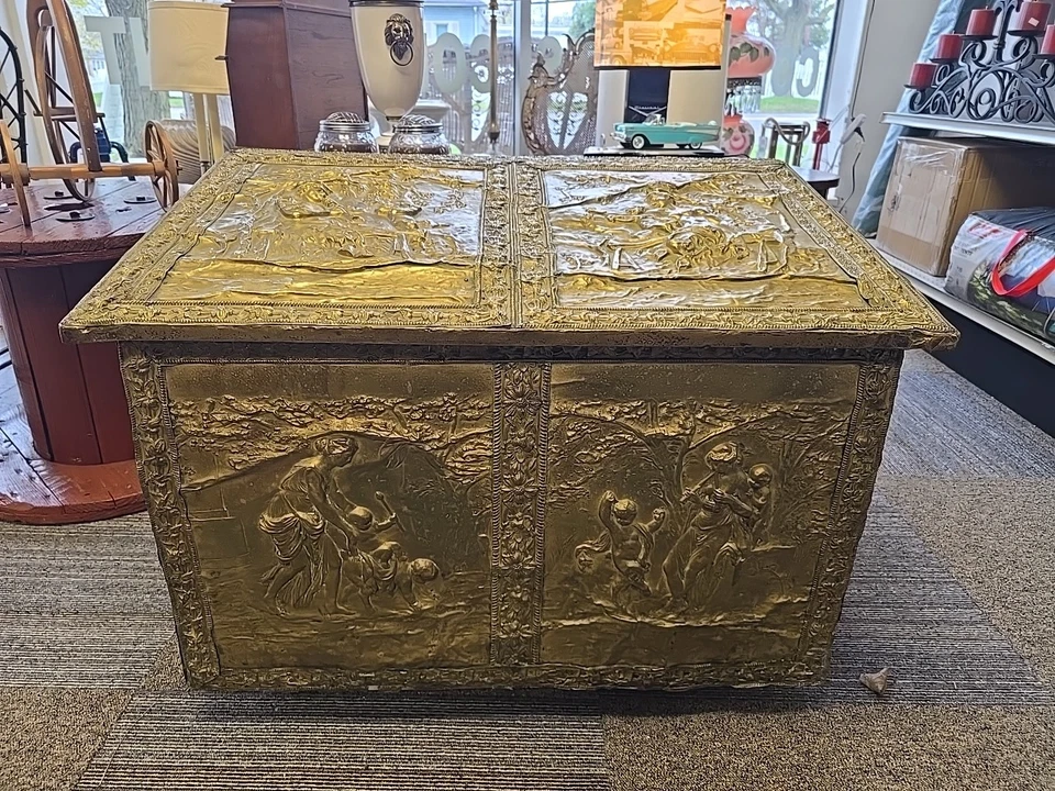 Cofre de almacenamiento grande inglés victoriano figurativo repujado latón sobre madera cubo de carbón  Foto 1 de 4