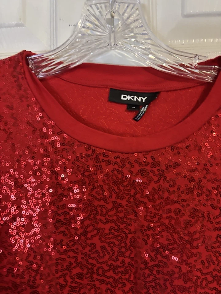 Top de mujer DKNY rojo lentejuelas manga corta mediano pre. Lavable a máquina propio. Foto 1 de 4