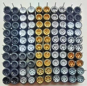 10 Set - RANDOM MIX (10 Auto) - Cerchi Hot Wheels & Pneumatici Gomma Real Riders 1/64 - Foto 1 di 1