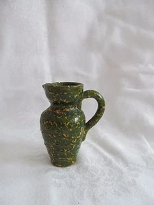 VTG ITALY Mini Clay Pottery Pitcher Green w/ Yellow Splatter 4" - Imagen 1 de 9