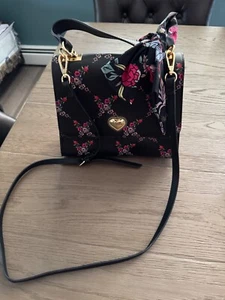 Bandolera de mano floral Betsy Johnson - Imagen 1 de 7
