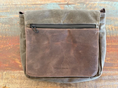 Waterfield Designs Shinjuku Messenger Bag 11" iPad Pro M4/5 - Image 1 of 4