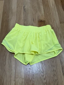 Lululemon Größe 2 heiße heiße Shorts niedriger Bund LR 2,5 gefüttert gelb LW7AUSR EUC - Bild 1 von 7
