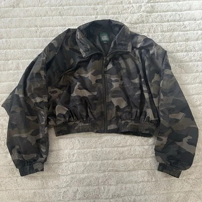 Chaqueta cortavientos Wild Fable verde y negra camuflada para mujer Foto 1 de 4