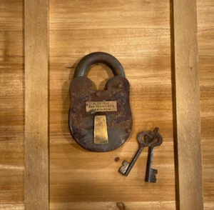 Eisen Vorhängeschloss mit 2 Schlüsseln & Alcatraz San Francisco Death Row Tag Schloss rustikal 5"X3 - Bild 1 von 4