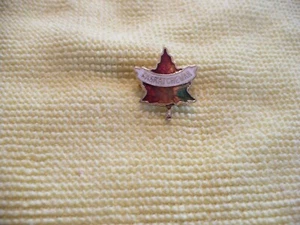 OL- VINTAGE SASKATCHEWAN MAPLE LEAF PIN BACK SOUVENIR #27153 (MINT CONDITION!! - Picture 1 of 5