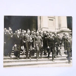 Foto in b/n Il Duce dopo aver visitato l’esposizione del grano lascia Roma - Picture 1 of 2