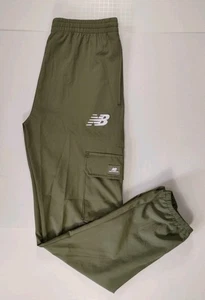 NEW BALANCE-NUEVO CON ETIQUETAS-Joggers cargo para hombre verde oliva todo movimiento mezcla poliéster-talla M - Imagen 1 de 10