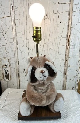 Abajur de mesa vintage anos 80 ADI marrom guaxinim berçário pelúcia musical brinquedos da Califórnia - Imagem 1 de 4