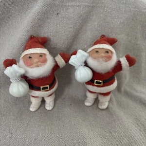 Vintage 2 rote beflockte Filz Weihnachtsmänner Weihnachtsschmuck 4 Zoll - Bild 1 von 3