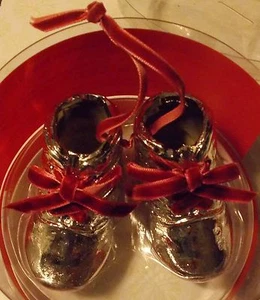 MACY'S REGALOS DE NUESTRAS ESTRELLAS KENNETH COLE ZAPATOS DE BEBÉ PLATA ADORNO DE NAVIDAD NUEVO EN PAQUETE - Imagen 1 de 3