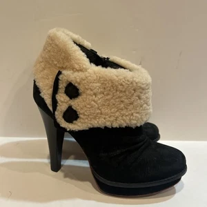 Stivali UGG GEORGETTE alla caviglia plateau nero pelliccia nabuk tomaia logo misura 8 tacco - Foto 1 di 7