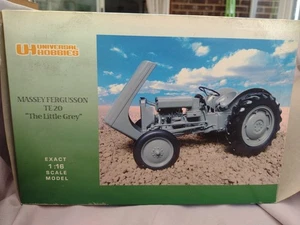 Universal Hobbies Massey Fergusson TE20 "The Little Grey" Modelltraktor 1:16 - Bild 1 von 4