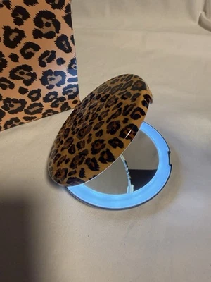 Espejo de viaje compacto con aumento de leopardo ¡con luces LED! 5"" Foto 1 de 3