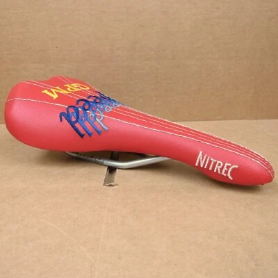 Sillín Gipiemme Nitrec "Velocidad" Rojo Nuevo-Antiguo-Stock con Bordado "Old School" Foto 1 de 4