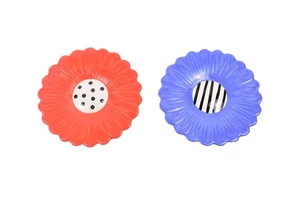 Platos de flores Carol Eldridge Silvestri (2) ROJO Y AZUL 6" - Imagen 1 de 6
