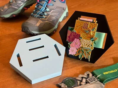 Placa de exhibición de panal con medalla deportiva Foto 1 de 4