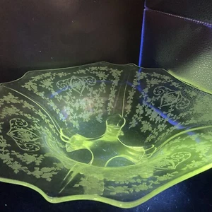 Cambridge # 3400 11.5" 4 Footed Bowl - Manganese Glow. 91i - Picture 1 of 6