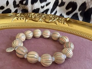 Tarina Tarantino Vintage rot schwarz gestreift Holz milchig weiß Glasperlen Armband - Bild 1 von 5