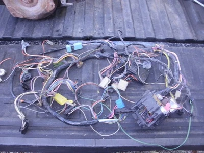 1981-1987 GM CHEVY MONTE CARLO CAIXA DE FUSÍVEIS DE ARNÊS 81 82 83 84 85 86 87 - Imagem 1 de 4