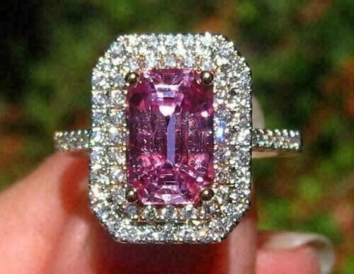 Anillo de compromiso de doble halo de zafiro moissanita esmeralda de 4 quilates enchapado en oro blanco de 14 k Foto 1 de 4