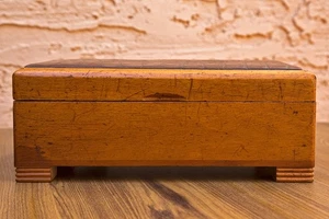 Vintage DI Alpen Holz Leder Intarsien Schmuck Spieluhr 9,25 x 5,25 x 3,75 H - Bild 1 von 12